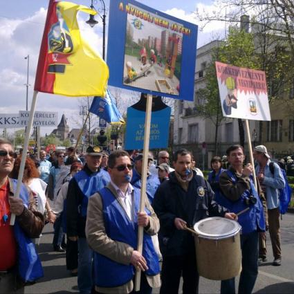 VDSZ is demonstrált a rendvédelmisekkel