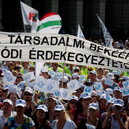 Többkulcsos adót követel a VDSZ - Munkanélkülieket is mozgósít a szakszervezet