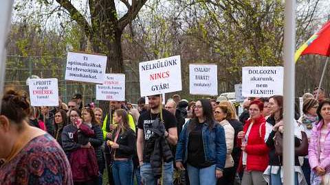 Megbecsülést! Tisztes bért!